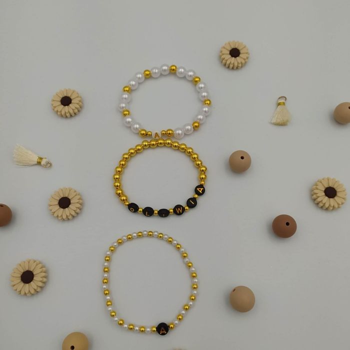 Zestaw 3 bransoletek handmade – biało-złoto-czarny z perełkami