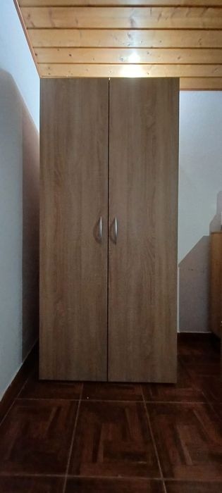 Armário de duas portas de cor carvalho em ótimo estado