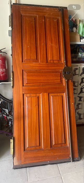 Porta de entrada em madeira