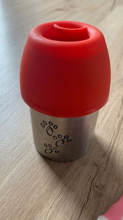 Garrafa e corta unhas para cão