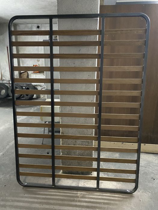 Estrado Cama Madeira e Metal 140 x 190 cm