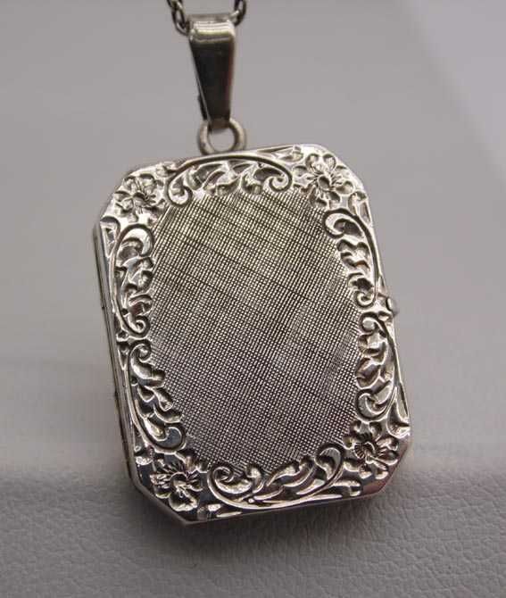 Antyczny srebrny sekretnik medalion grawer motyw roślinny.