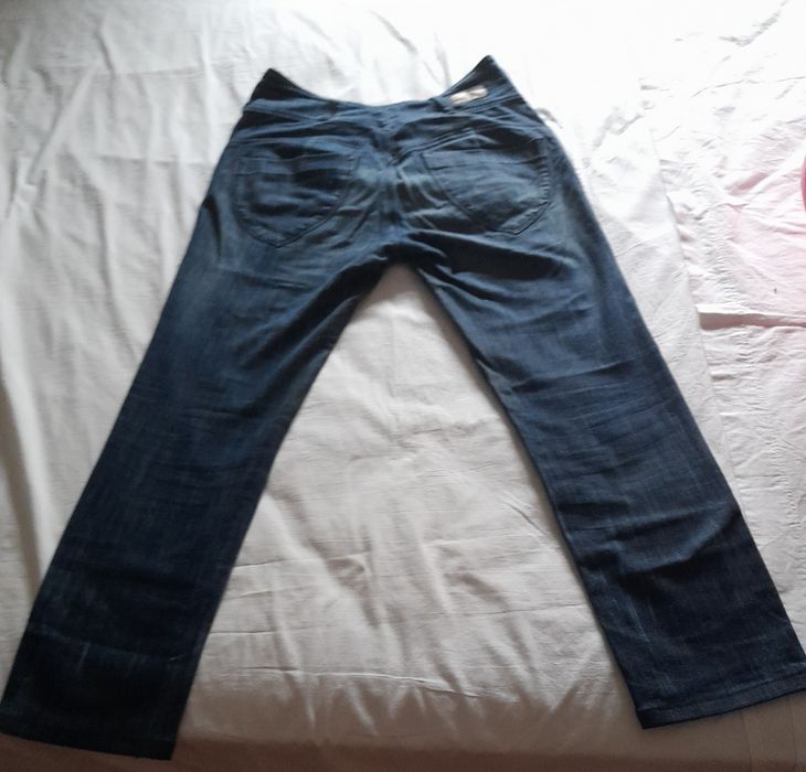 Calças de ganga como novas, com fecho e botões.