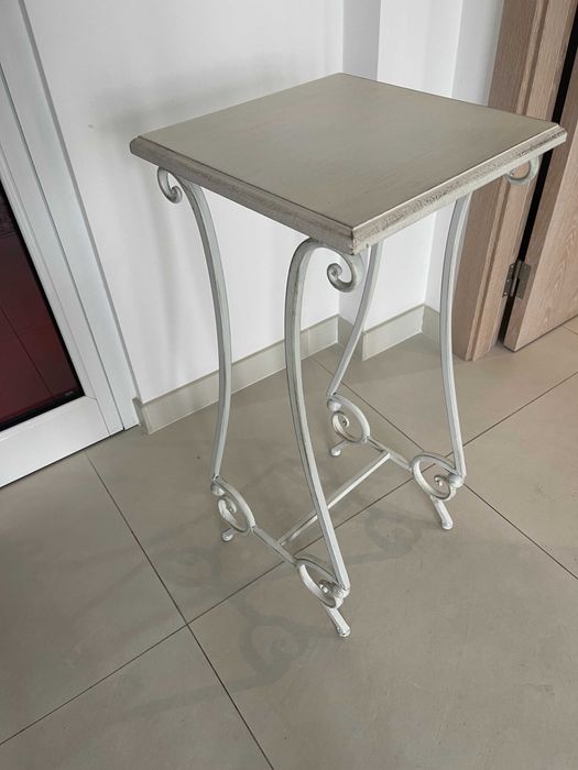 Mesa de apoio em madeira e ferro forjado