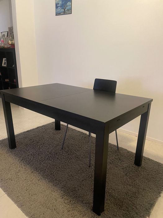 Mesa de jantar extensível preta, e em bom estado