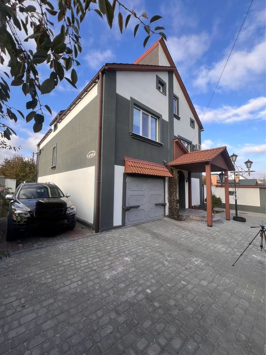 Укопмплектований будинок 260 кв.м з басейном