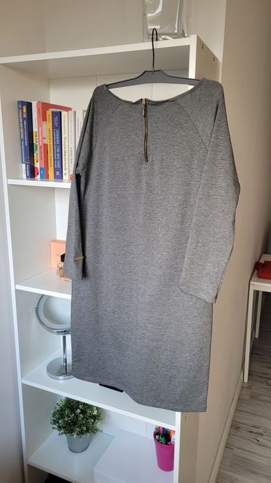 Sukienka z kokardami