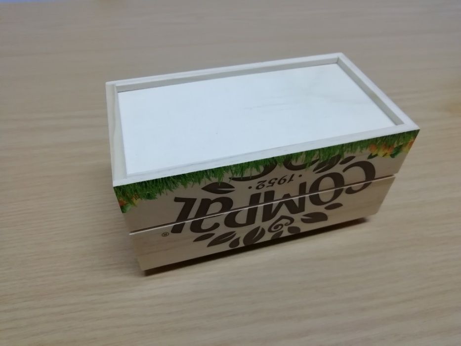 Porta guardanapos da Compal em madeira.