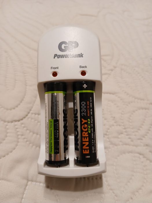 2 - stronna ładowarka do akumulatorów GP na 4x AA + 4 x AAA