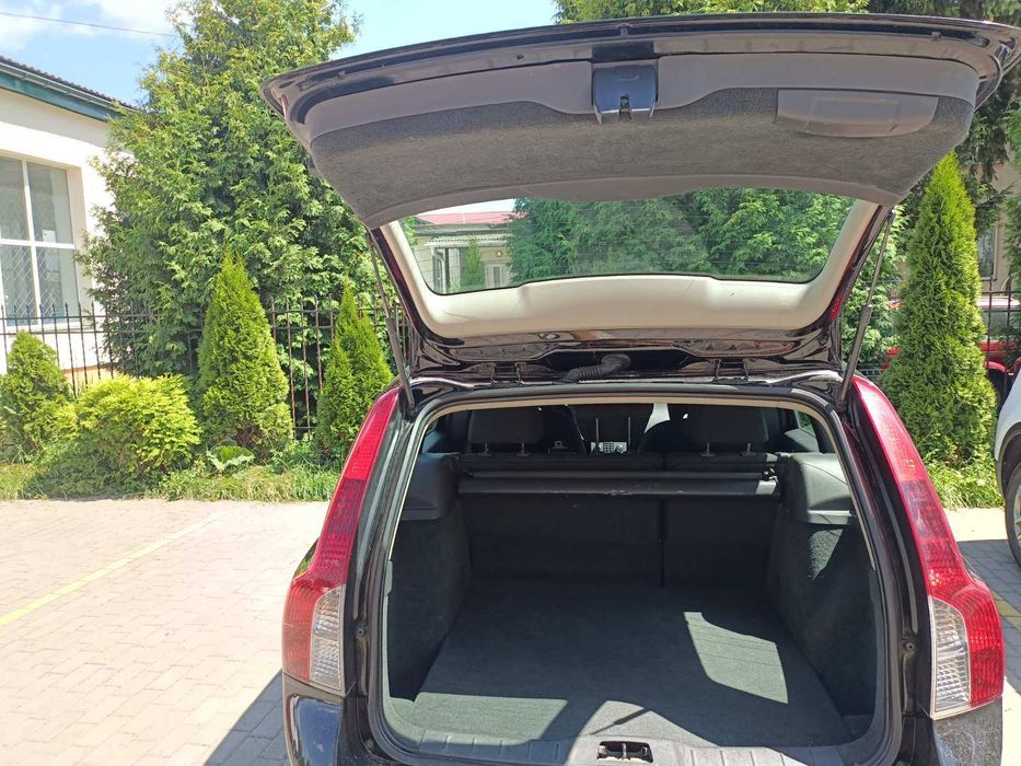 Volvo v 50 2009 рік.