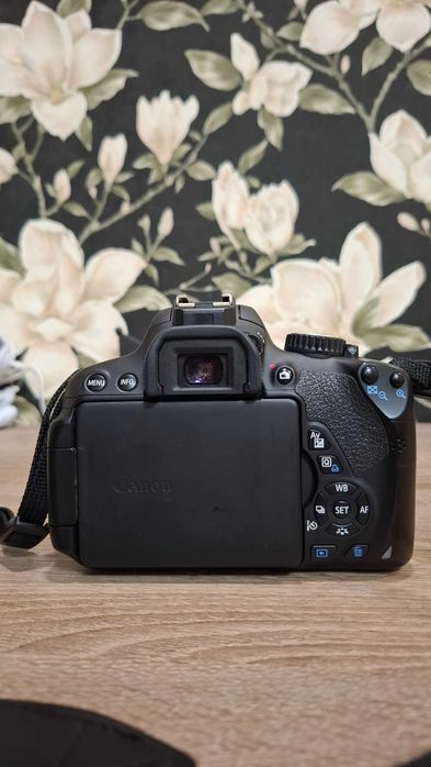 Canon EOS 650D разом з чудовим об'єктивом EF-S 18-135mm f/ 3.5-5.6 IS STM