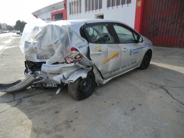 Para peças PEUGEOT 208