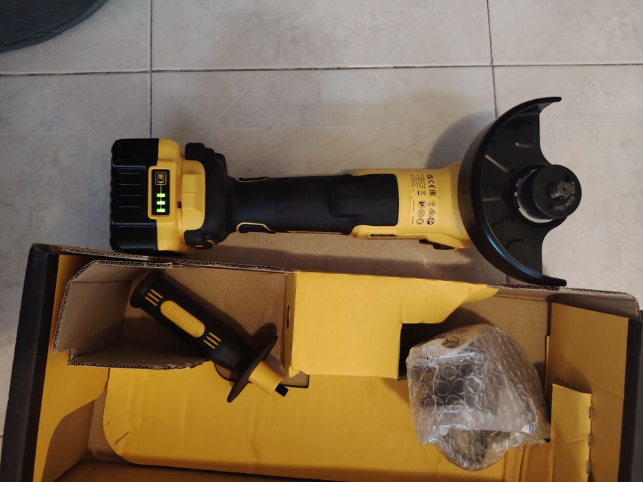 Vendo Rebarbadora Dewalt  nova