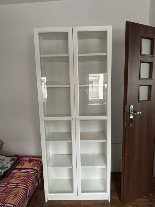 Dwie szklane witryny IKEA