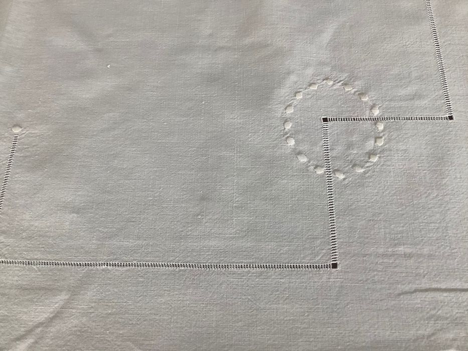 Antiga toalha retangular de linho bordada à mão e bainhas abertas