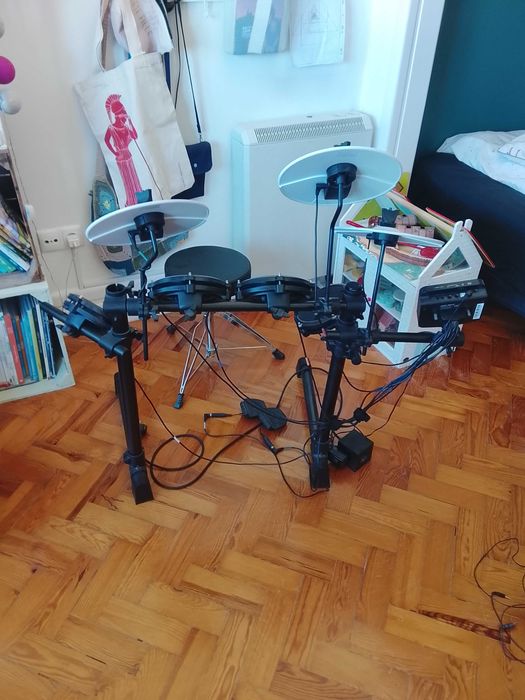 bateria electrónica Alesis