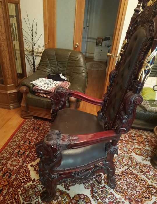 Продам антикварноекресло с красного дерева.