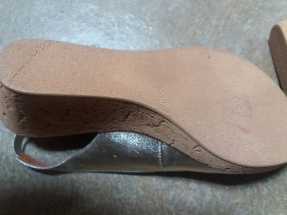 Sapatos de senhora e sapatos cerimônia novos