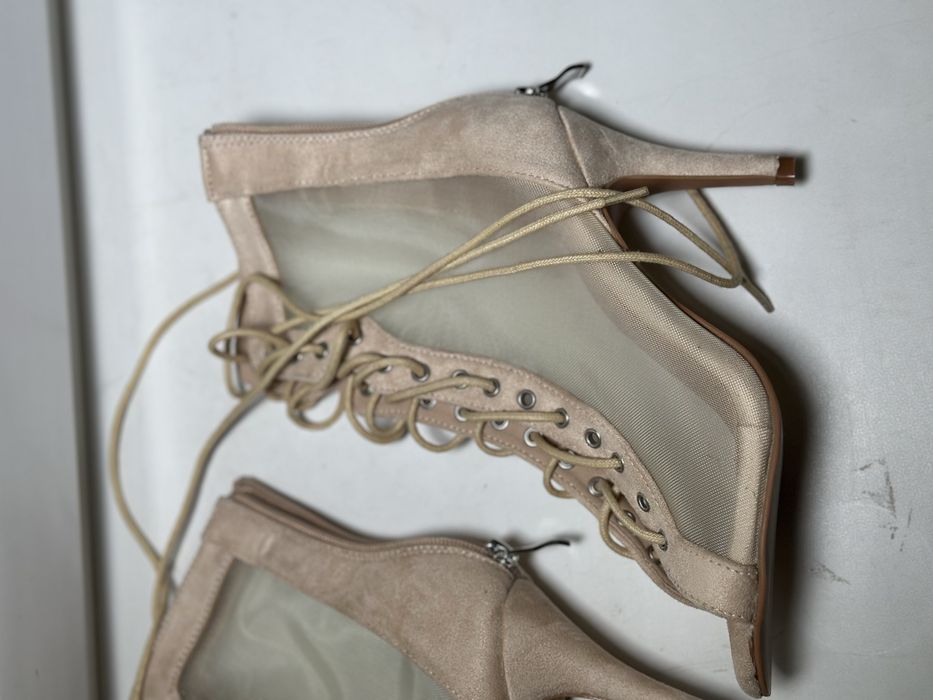 Бежевые туфли high heels