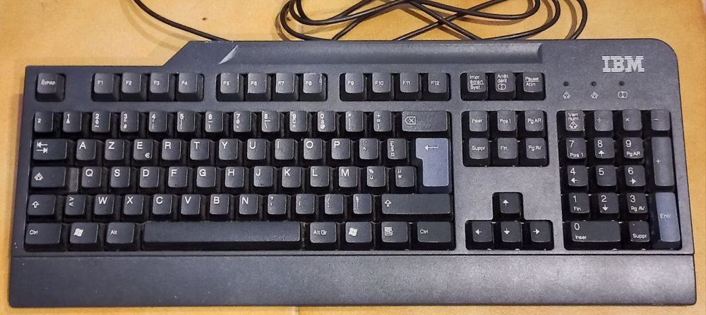 Teclado IBM  AZERTY preto em bom estado