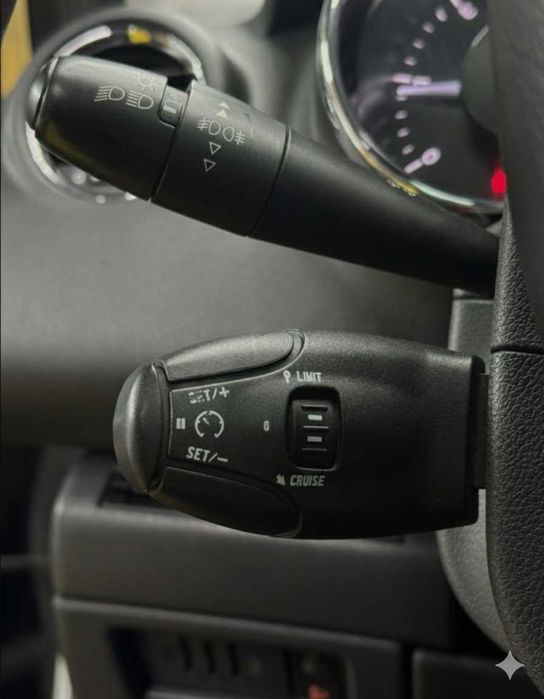 Автомобіль Peugeot 5008.