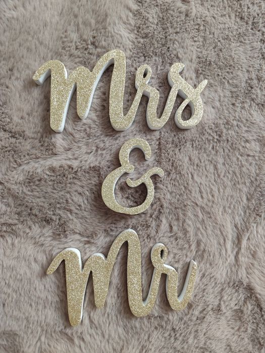 Złoty napis ślubny Mrs & Mr dekoracje ślubne
