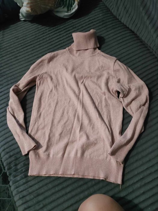 Sweter z golfem.