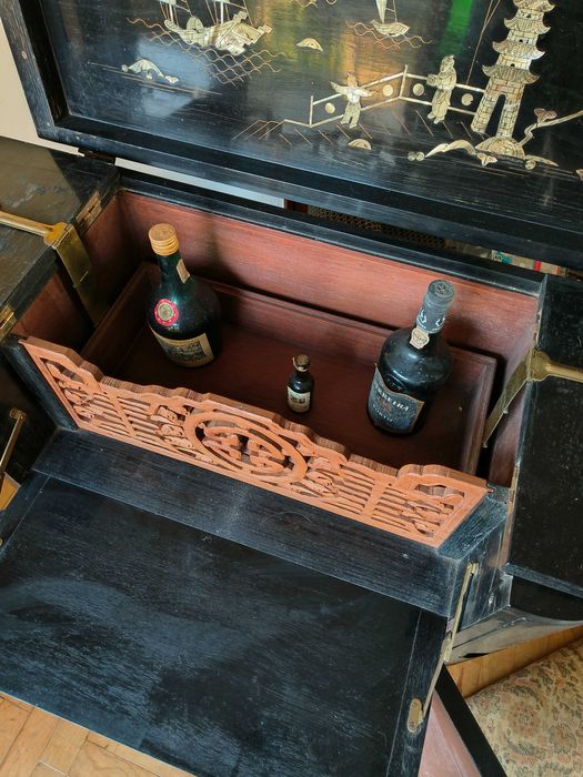 Móvel Bar Chinês Antigo – Lacado e Incrustado com Madrepérola (Estilo Mid-Century)