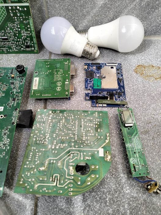 Płyty elektroniczne i żarówki LED