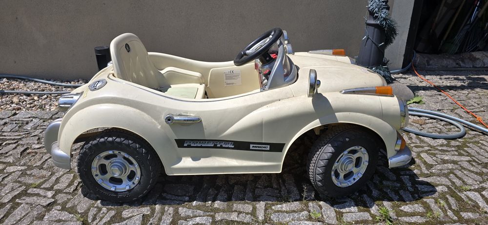 Samochód dziecięcy elektryczny