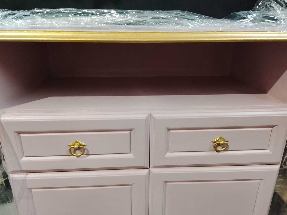 Móvel Pintado na Cor rosa e dourado