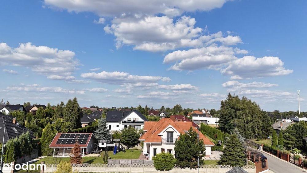 Dom w Pruszkowie z fotowoltaiką i dużym ogrodem