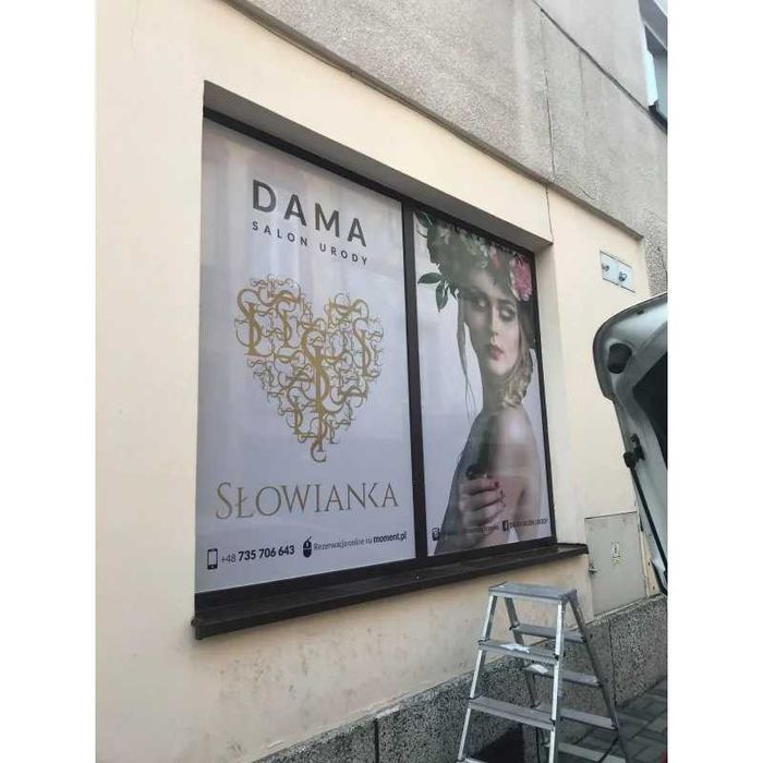 Usługa oklejania okien witryn samochodów