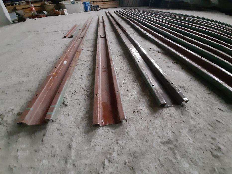 Металеве профільне кріплення на стіну..