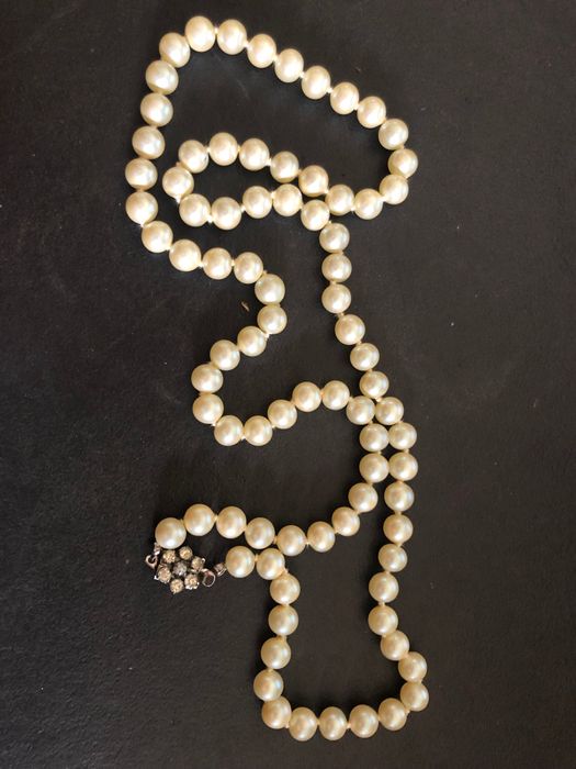 Colar vintage madre pérola com fecho com 7 pedras