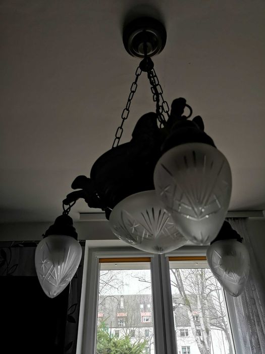 Piękny stylowy żyrandol.