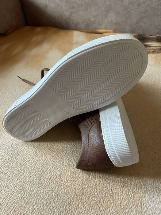 Продам легкі дихающі кросівки