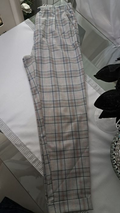 Spodnie w kratkę damskie