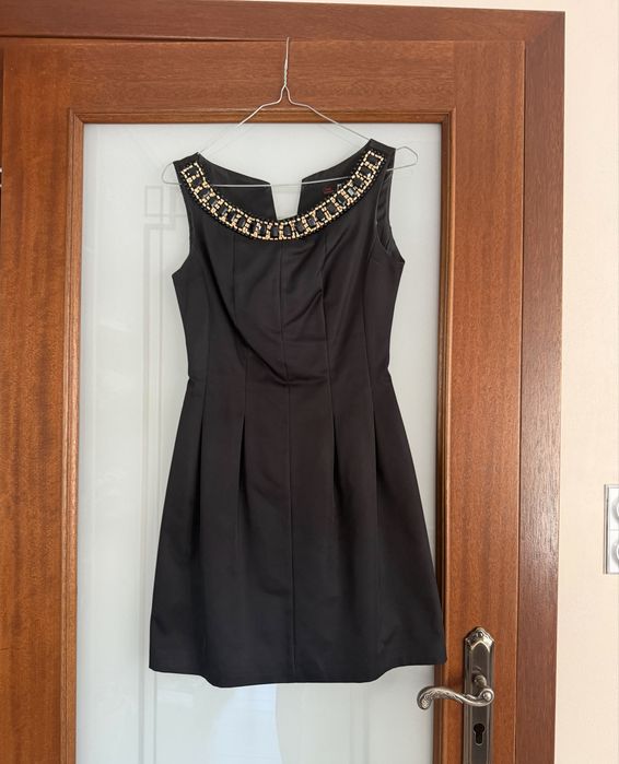 Elegancka czarna sukienka 34