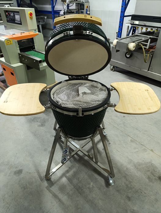 Керамічний гриль на вугіллі. Гриль. Барбекю. BBQ