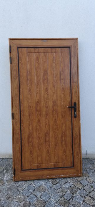 Porta e virtais lacados em madeira
