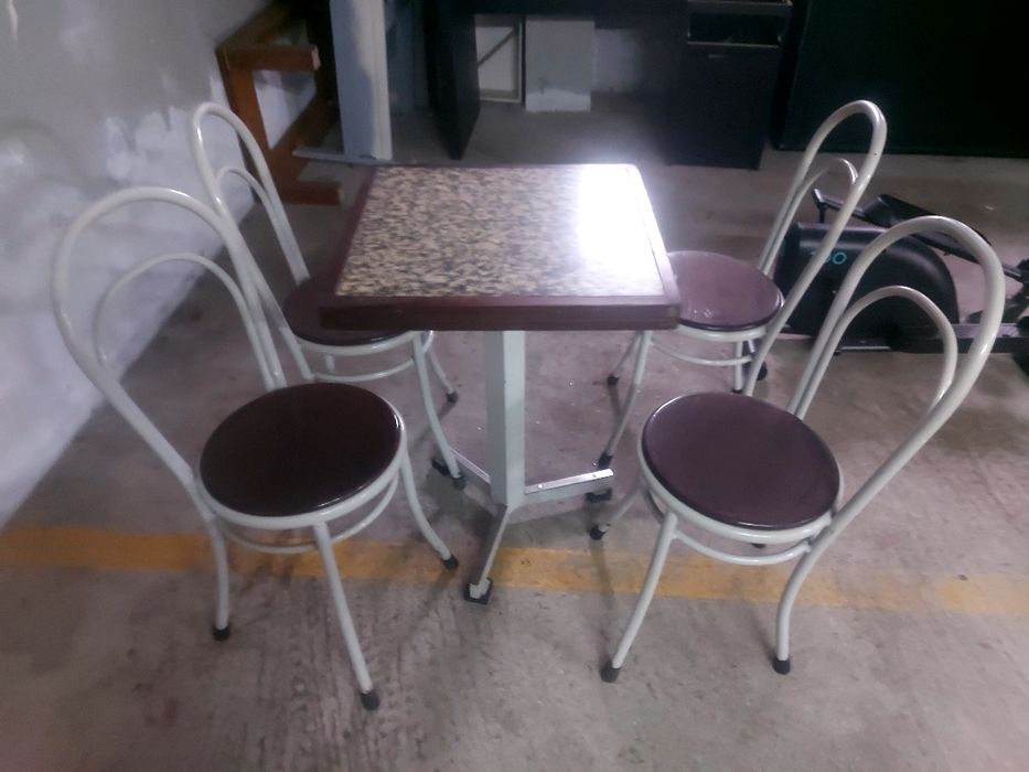 Conjunto mesa e cadeiras