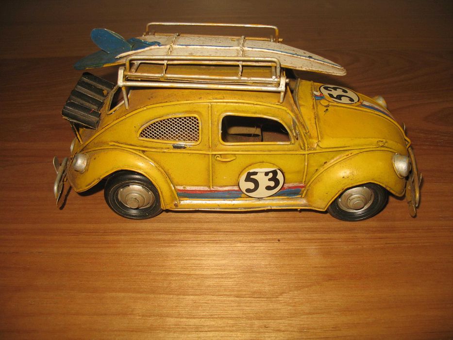 Carro carocha em chapa que também serve de mealheiro