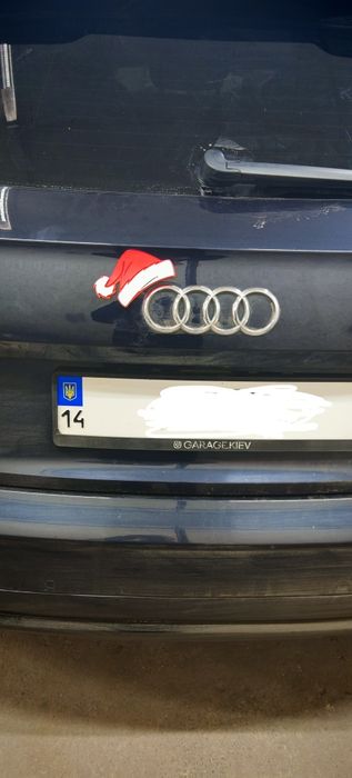 Шапочка деда мороза на лого автомобиля Новый год