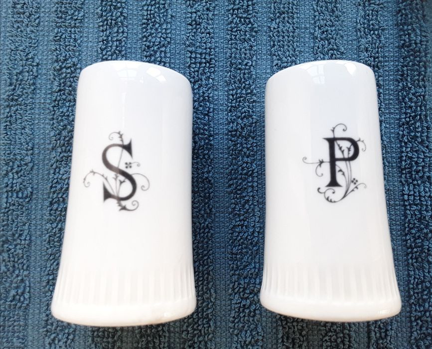 Saleiro e pimenteiro em porcelana, muito antigo