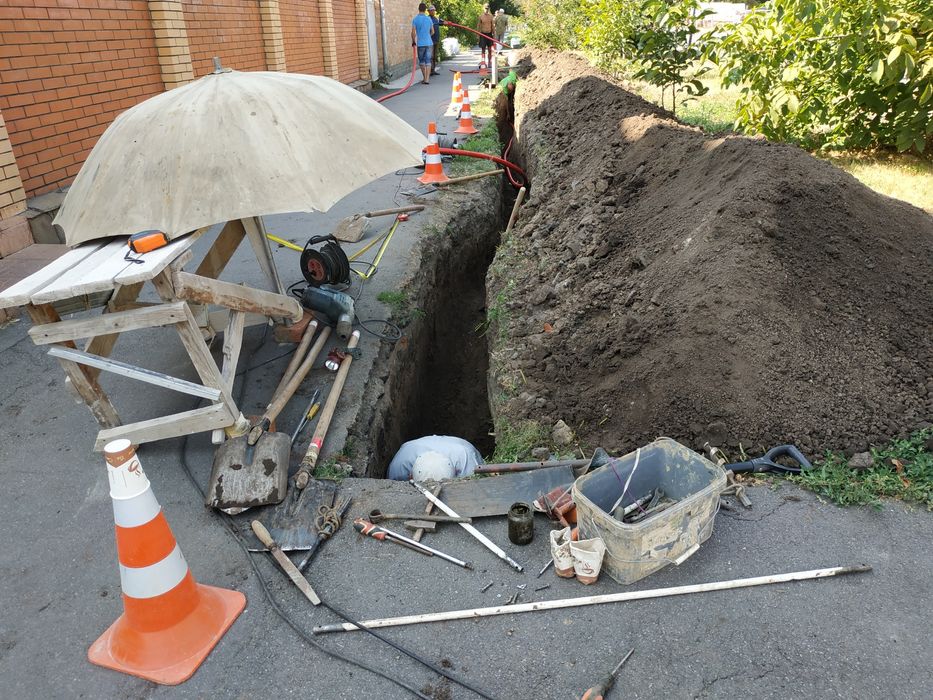 Ручне,та механічне копання траншей,катлаванів, вигрібних ям ,погребів.