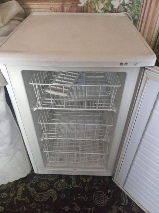 Морозилка на три полочки.Полочкі на Індезит.