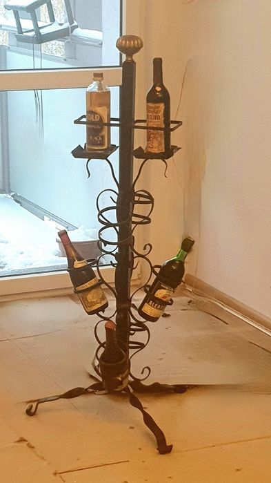 Kuty stojak na wino + 5 unikatowych artefaktów (Zestaw Kolekcjon