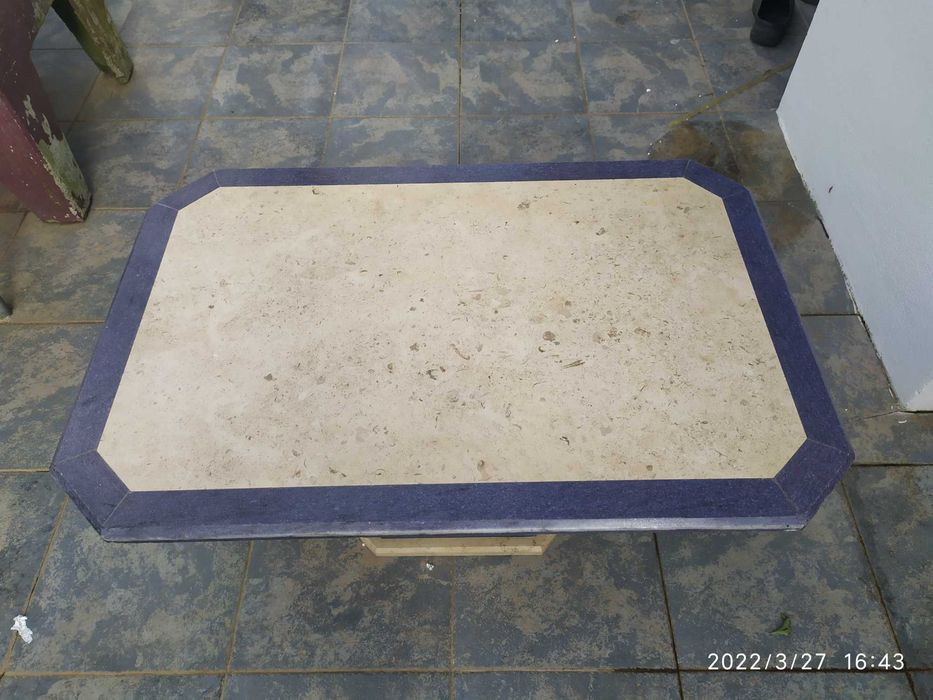 Mesa de centro em pedra