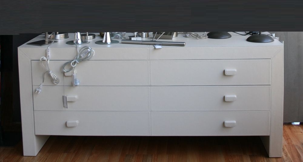 Comoda forrada a pele genuína